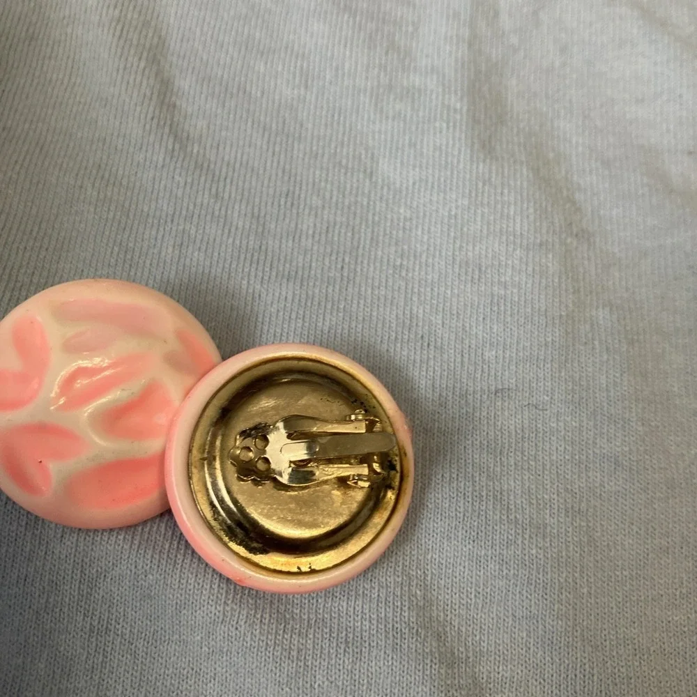 Vintage Clip On Earrings Large Button‎ Pink heart Front Gold Tone 1 1/8